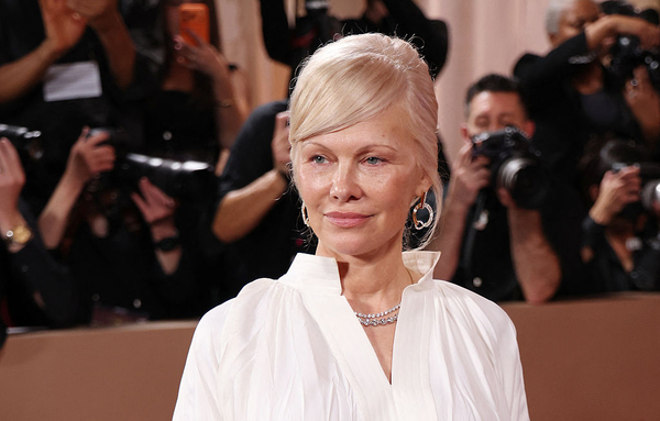 Памела Андерсон показала, как отметила 59-летие на побережье Франции