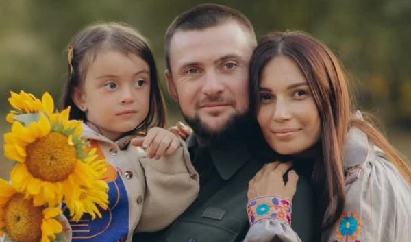 Жена рэпера Yarmak показала их свадебные фото по случаю 10-летия брака