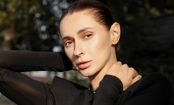 Tayanna устроила фотополет над пирсом с голой спиной