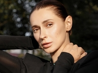 Tayanna устроила фотополет над пирсом с голой спиной