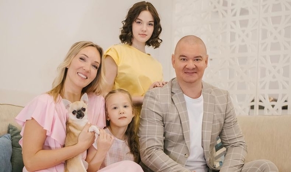 Дружина Кошового запостила пляжне фото з двома доньками