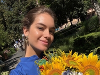 Кучеренко показала прогулку в облегающем мини в Одессе