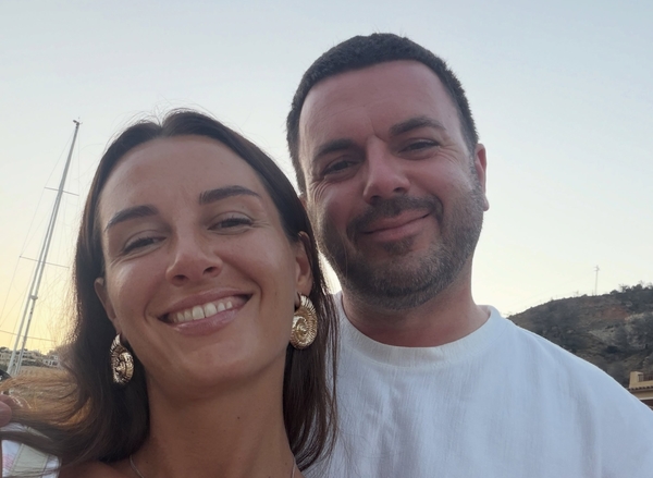 Жена Решетника показала, как он ходил искать на пляже в Испании ее ухажера