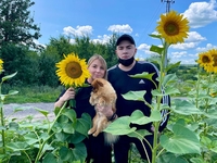 Белоконь со своей внучкой показали языки после шелковицы