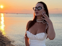 Анна Саливанчук показала, как впервые в жизни занималась серфингом