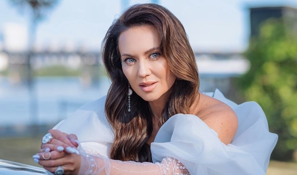 Саливанчук в честь 41-летия устроила фотосессию в корсетном платье с ретро-автомобилем