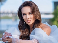 Саливанчук в честь 41-летия устроила фотосессию в корсетном платье с ретро-автомобилем