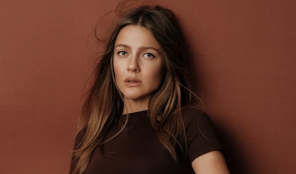 Співачка KOLA запостила фото в бікіні з пляжу в Іспанії