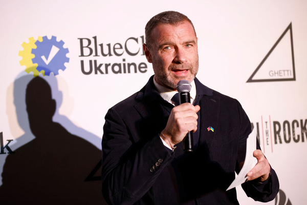 Голливудский актер Лиев Шрайбер посетил Соломенский район Киева после обстрела