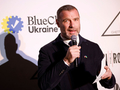 Голливудский актер Лиев Шрайбер посетил Соломенский район Киева после обстрела