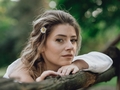 Петрожицкая показала, как обнимала коня и обувала высокие сапоги для фото