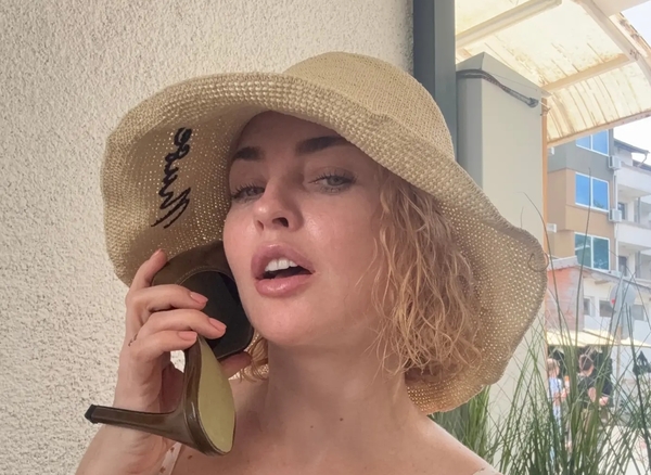 Булітко показала улюблену "трохи болючу" процедуру для декольте й обличчя