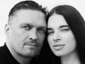 Жена Усика поздравила боксера с 17-летием брака и показала его новый имидж