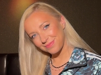 Матвиенко в мини и прозрачных гольфах спела на улице свою новую песню