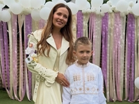 «Слово именинника — закон»: Денисенко подарила сыну на 9-летие пирожные в форме эмодзи-какашки