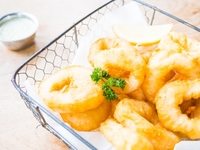 Кольца кальмара с салатом