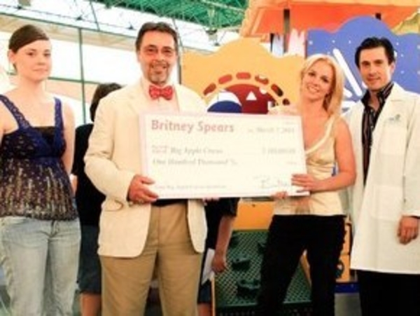 Пока "Цирк" отдыхал, Бритни пожертвовала $100 тыс.