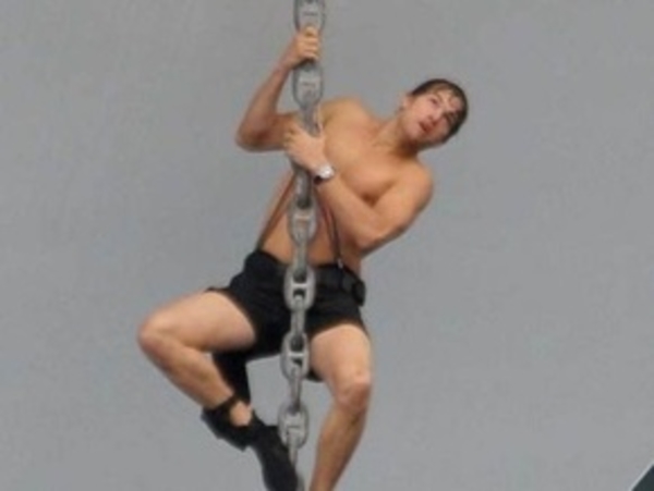 Эштон весь в работе