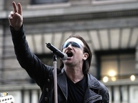U2 занялись благотворительностью