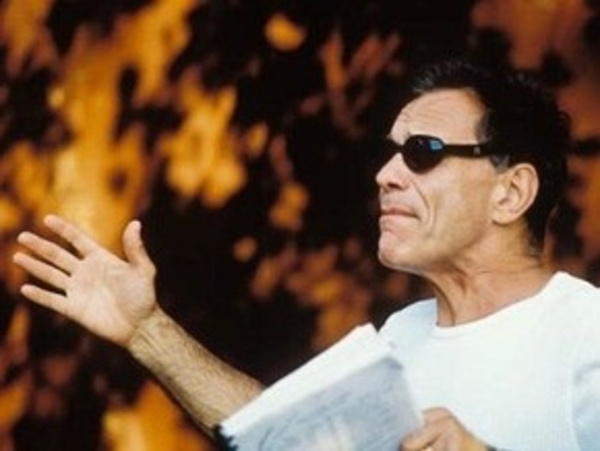 Андрей Кончаловский заказал кабинет на колесах