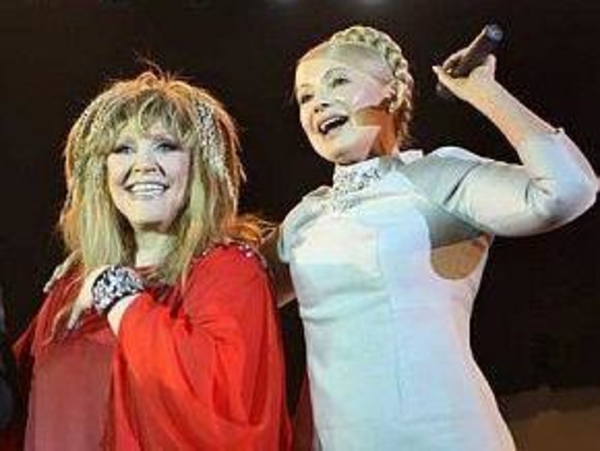 Тимошенко спела на концерте Пугачевой