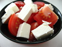 Салат с помидорами и фетой