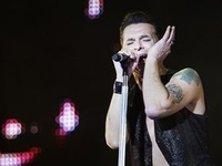 Лидеру Depeche Mode удалили опухоль