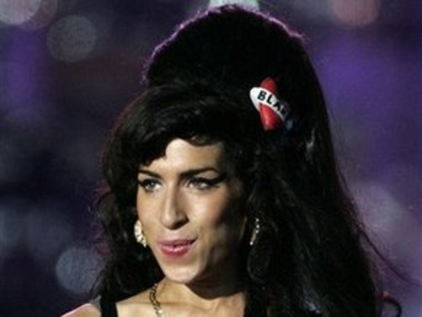 Эми Уайнхаус расплакалась, вернувшись в Англию