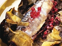 Скумбрия, фаршированная смородиной