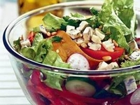 Салат из свежих овощей с сыром