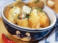 Печеный молодой картофель под белым соусом