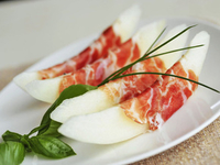 Закуска из дыни с пармой