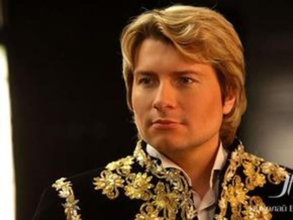 Николай Басков упал со сцены в Киеве