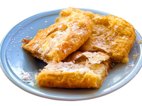 Слоеный пирог с яблоками и изюмом