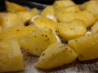 Жареный картофель с чесночным соусом