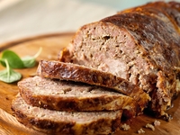 Мясной рулет с орехами и сыром