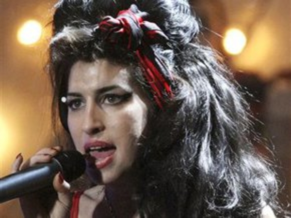 Эми Уайнхаус снова обвинили в нападении на человека