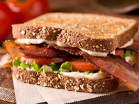 Бутерброд с арахисовым маслом и беконом