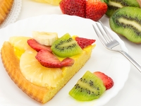 Торт с фруктами и взбитыми сливками