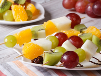 Фрукты на шпажках