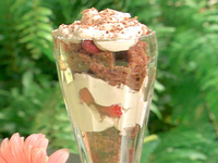 Десерт с малиной и миндалем