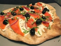 Пицца с копченым лососем