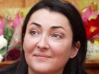 Лолита отдохнула с молодым женихом на пляже в Тель-Авиве