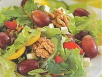 Салат из перца и винограда