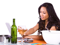 Женщины с высшим образованием склонны злоупотреблять спиртным