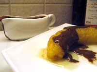 Банан на гриле с шоколадным соусом