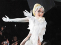 Lady Gaga показала попу на концерте в Токио