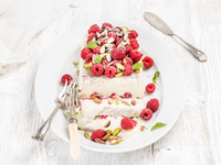 Семифредо с ягодами и фундуком