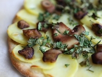 Пицца с картофелем и грибами