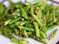 Спаржа, обжаренная в кунжуте